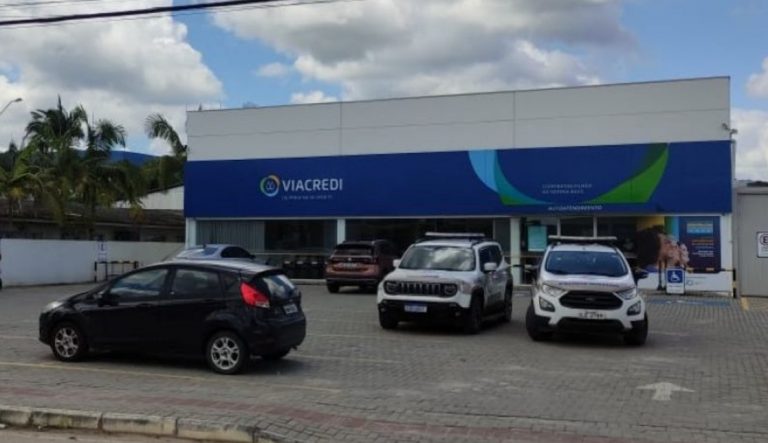 Bandidos levam R$ 30 mil em assalto a banco em Itajaí