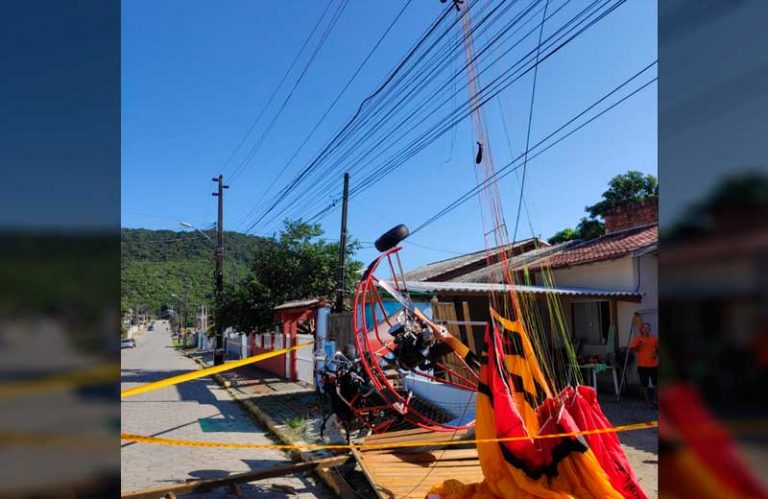 Paramotor cai e atinge rede de alta tensão em Bombinhas