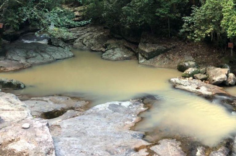 Moradores denunciam água com lama e mau cheiro na Cachoeira Seca
