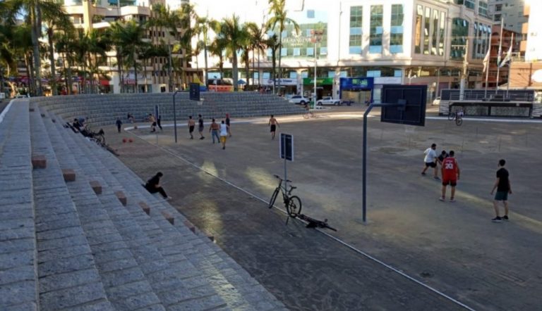 Omissão do Município estipular horários leva à retirada de quadra em praça de Itapema