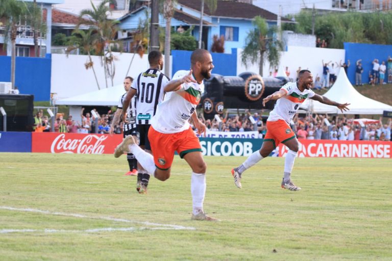 Camboriú carimba vaga na final do Catarinense 2022