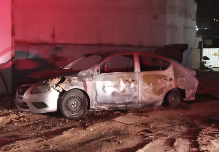 Carro com turistas é metralhado em garagem de prédio em Itapema