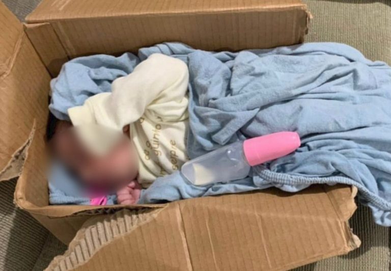 Bebê é encontrado em caixa de papelão em terreno baldio