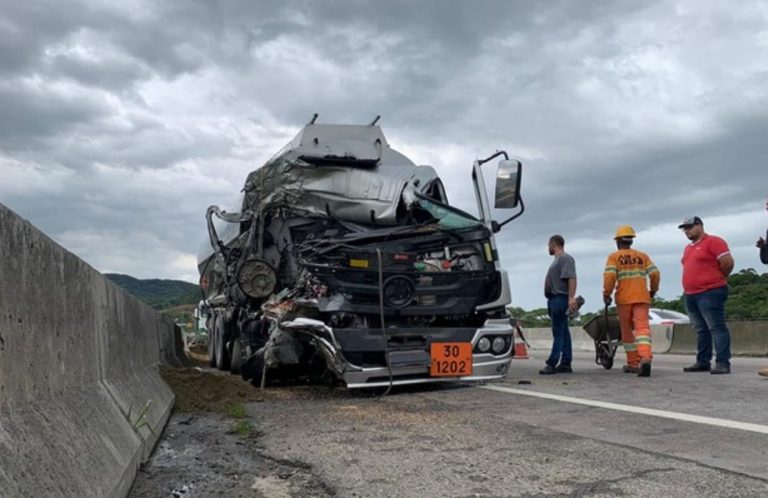 VÍDEO: Acidente com caminhão tanque deixa BR-101 parada.