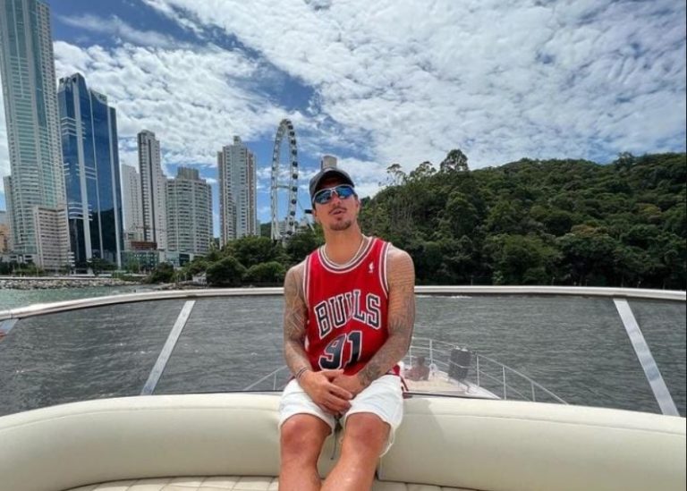 Gabriel Medina curte dias e surfa em Balneário Camboriú