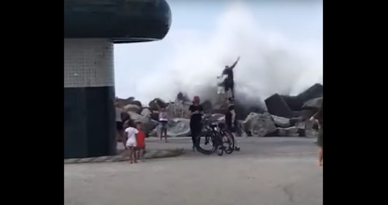 VÍDEO: Pai e filha ficam feridos após serem atingidos por onda no molhe de Itajaí