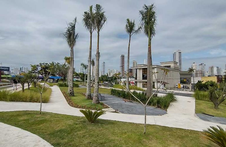 Obra da praça do elevado continua parada e sem iluminação