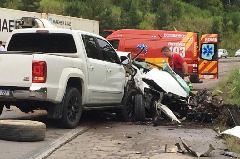 Grave acidente mata 3 pessoas na BR-470