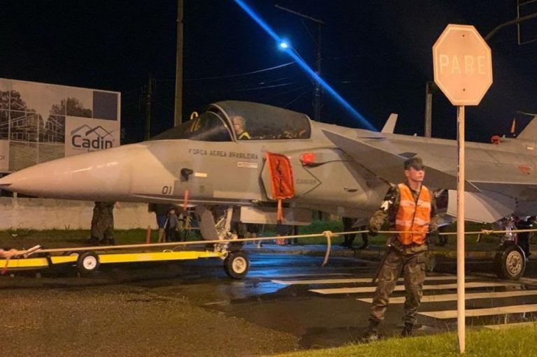 Caças da FAB são rebocados do Porto até o Aeroporto em Navegantes