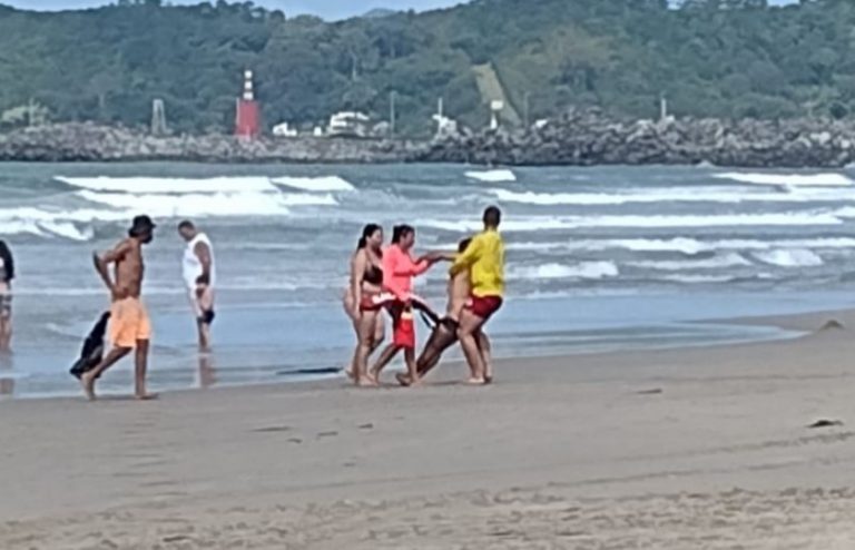 Pai se afoga ao socorrer o filho no mar em Navegantes