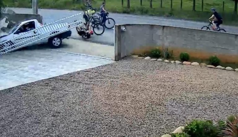 Carro desgovernado acerta ciclista e ocupantes fogem
