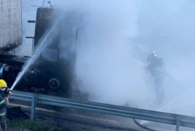 Caminhão com 30t de óleo de cozinha pega fogo na BR-101