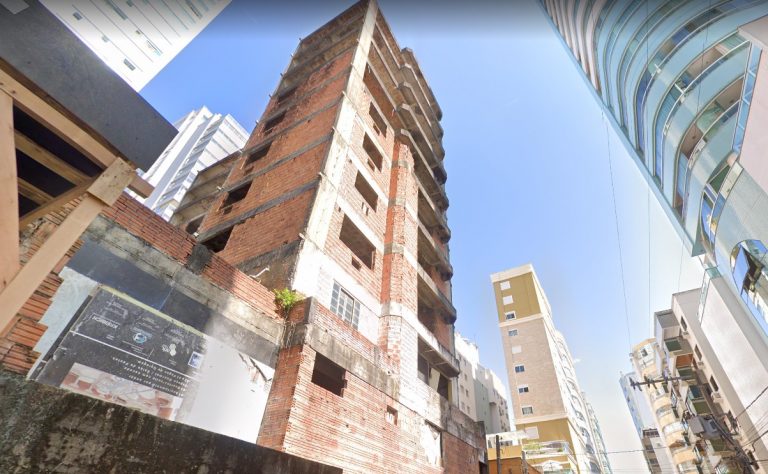 Prefeitura vai gastar quase R$ 900 mil para demolir prédio abandonado de 10 andares