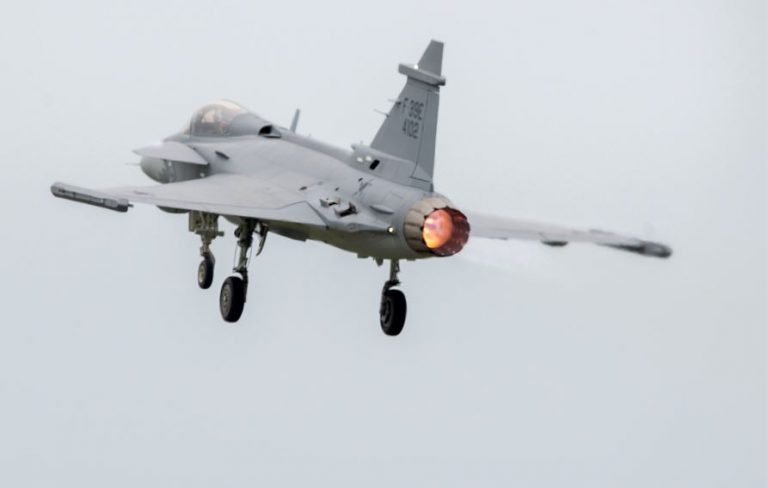 VÍDEO: Caças Gripens da FAB decolam de Navegantes (SC)