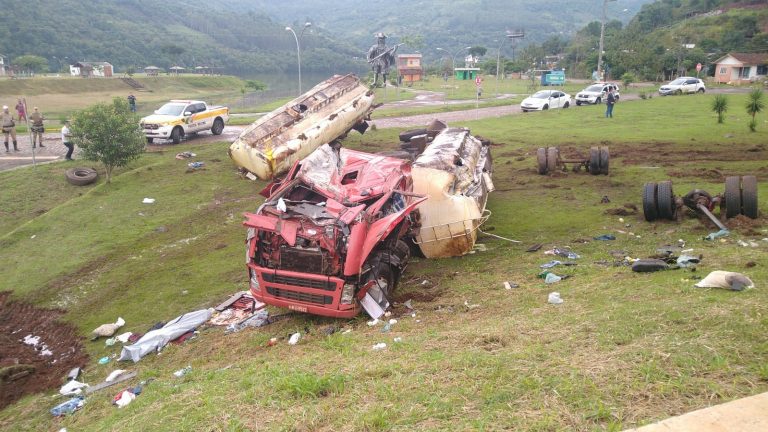 Vídeo: caminhão tanque tomba e motorista morre no Oeste
