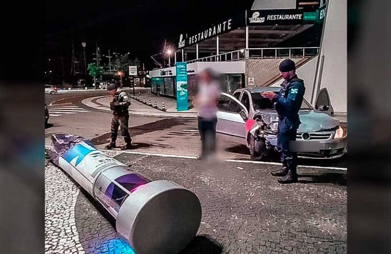 Homem com sinais de embriaguez derruba totem de segurança na Barra Sul