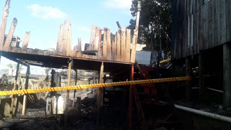 Casa pega fogo na Vila Fortaleza e crianças pulam janela para se salvar
