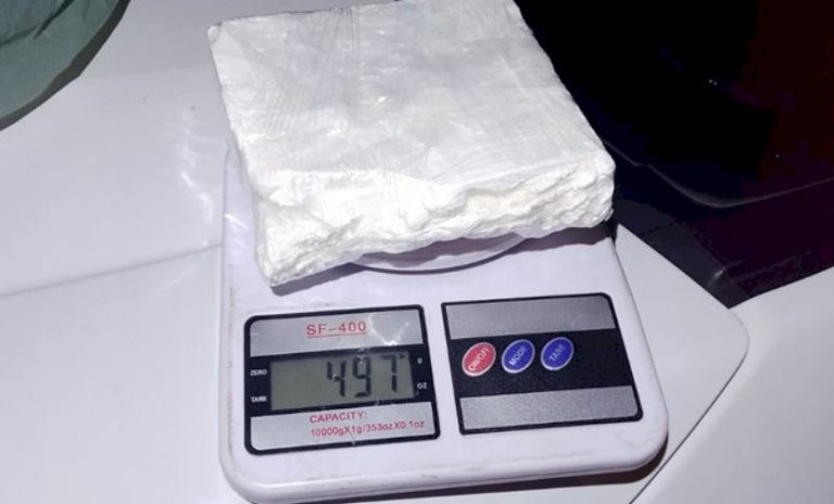 Motociclista fica sem gasolina é preso com meio quilo de pasta base de cocaína