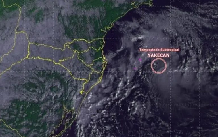 Afastamento de tempestade para oceano diminui intensidade dos ventos. Alerta para mar agitado permanece