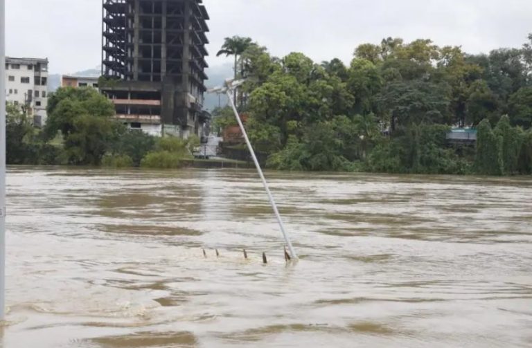 Blumenau confirma cota de enchente e abre primeiro abrigo