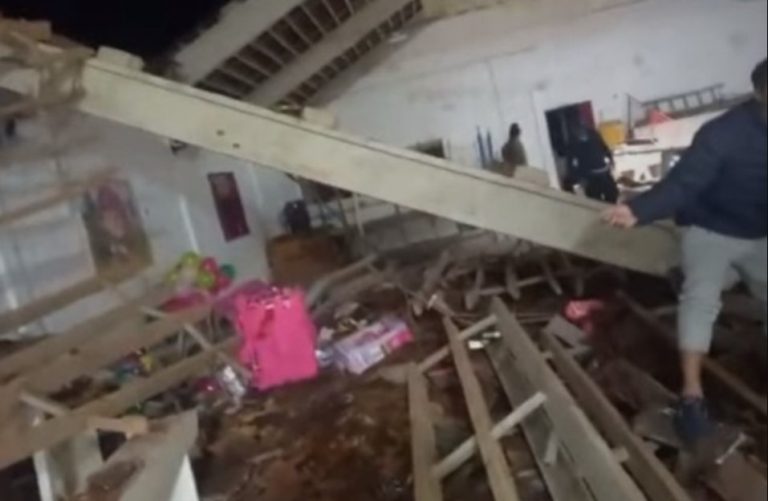 Criança morre após telhado desabar em festa com 70 pessoas