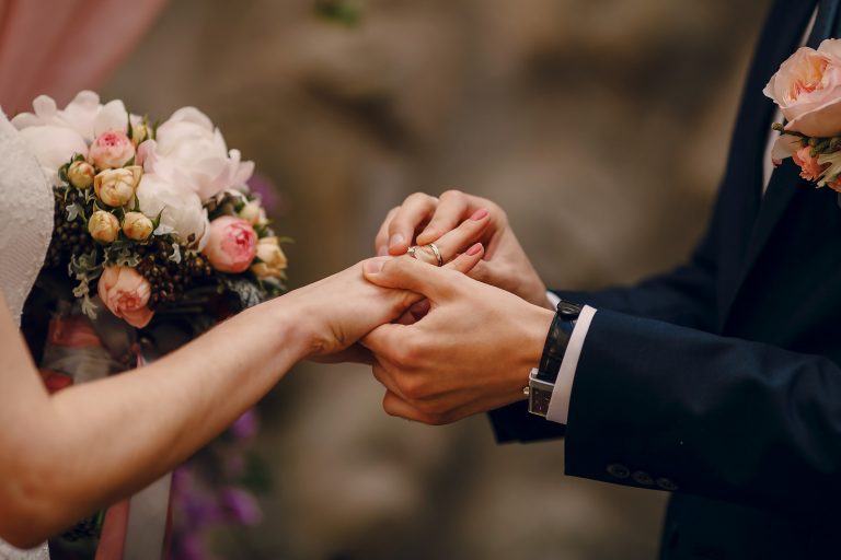 Padre é afastado após assumir relação sexual com noivo de casamento que ele celebrou