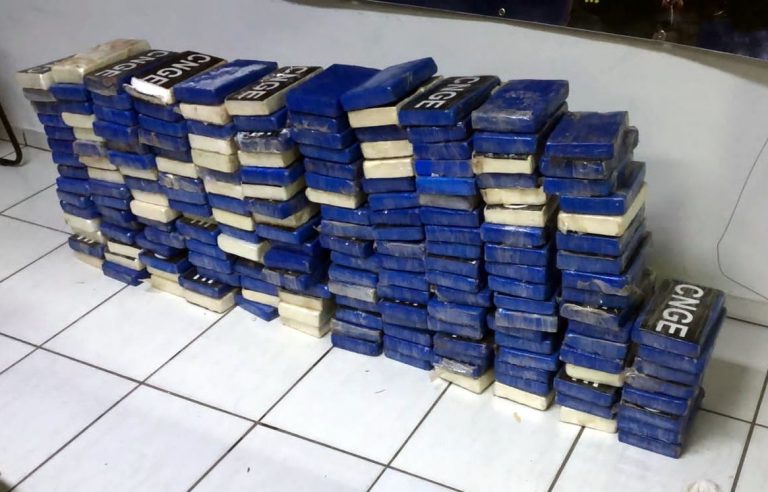 PRF apreende 592kg de cocaína em Joinville. Droga está avaliada em quase R$100 milhões