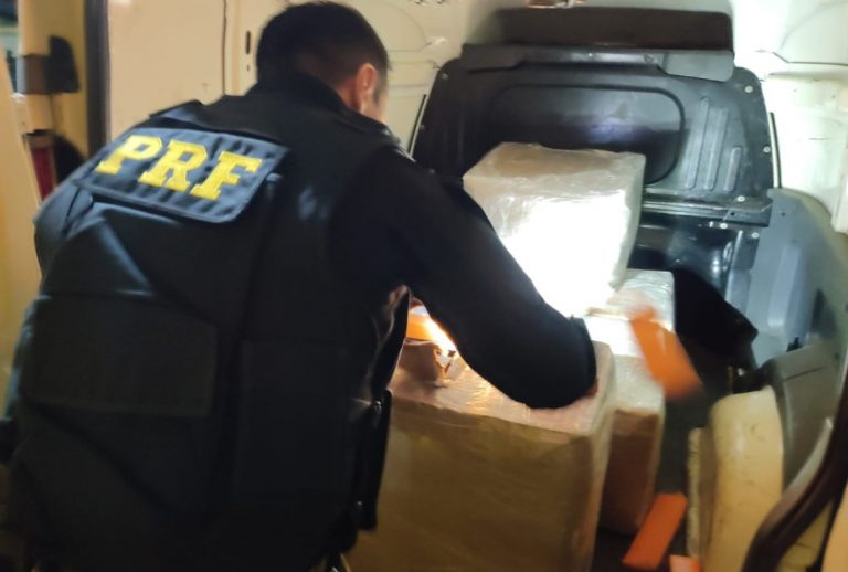 Menor de 17 anos é pego pela PRF transportando 273 kg de maconha
