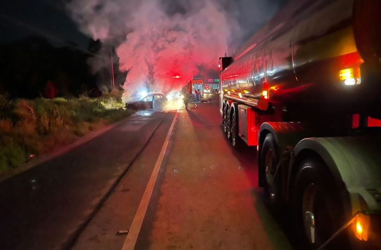Carros pegam fogo e duas pessoas ficam feridas em grave acidente