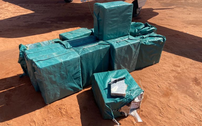 FAB intercepta avião com 500 quilos de cocaína