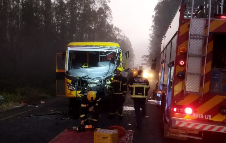 Motorista morre e mais de 20 crianças ficam feridas em acidente