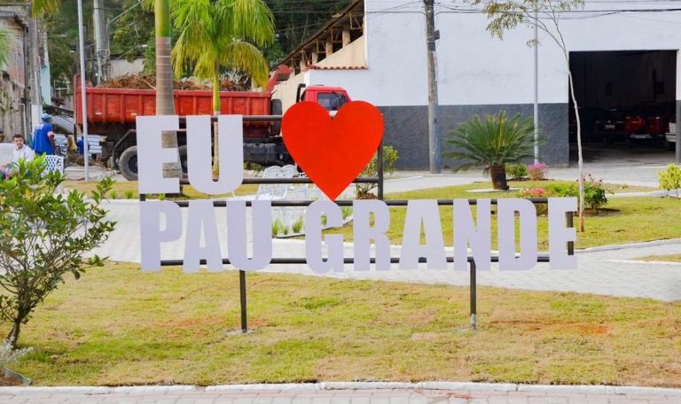 Letreiro em praça de cidade carioca vira piada nas redes sociais