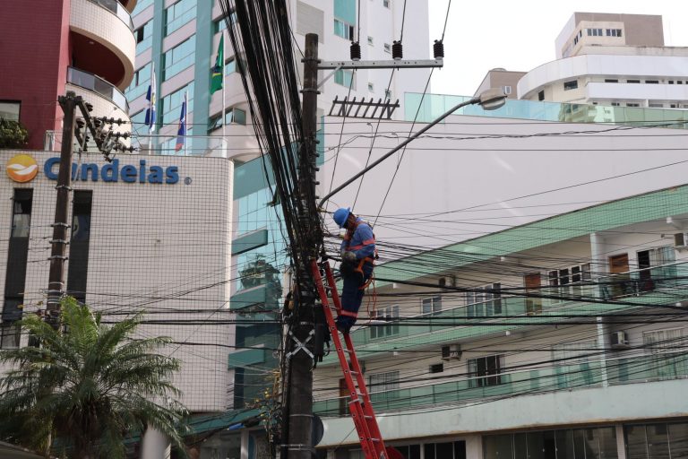 Força-tarefa faz limpeza de fios nas ruas 900, 902 e 904