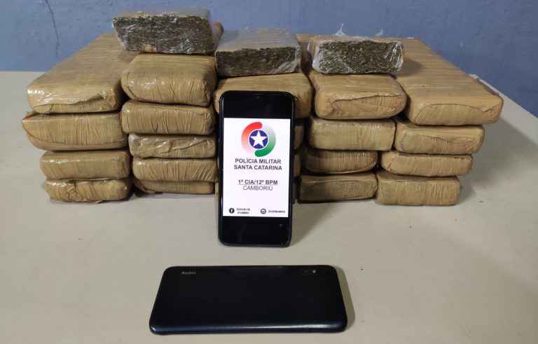 Homem tenta dispensar droga, mas é preso com 15kg de maconha em Camboriú