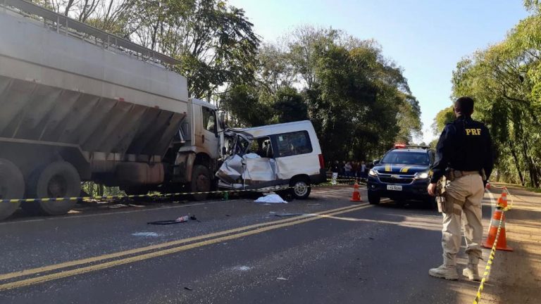 Acidente entre van e caminhão deixa pelo menos 7 mortos