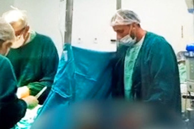 Enfermeiras desconfiam, gravam vídeo e anestesista é preso por estupro durante parto