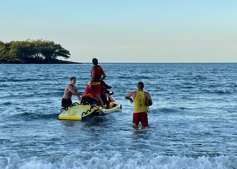 Estrangeiros tentam nadar até ilha e precisam ser resgatados