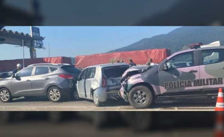 Engavetamento é registrado no pedágio da BR-101 em Porto Belo