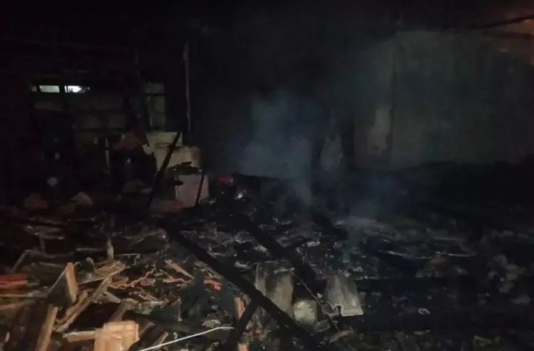 Homem é detido por vizinhos após incendiar casa com a mulher e os 5 filhos dentro