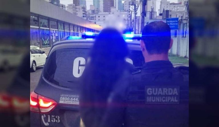 Mãe é presa após deixar filhos de 4 e 6 anos sozinhos em casa