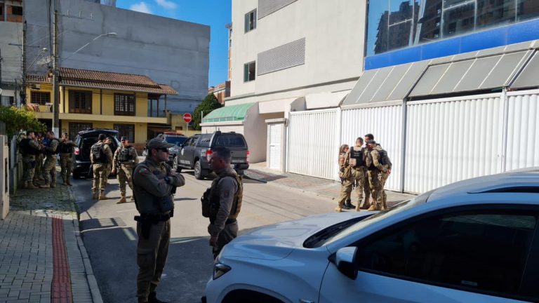 Homem sob efeito de drogas e “em surto”, mantém esposa refém em Itapema