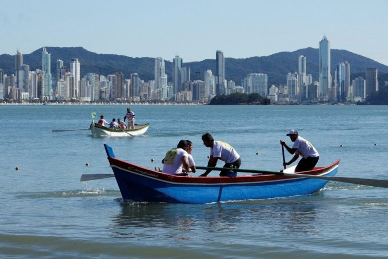 Arrancadão de Canoas Artesanais é neste domingo em Balneário Camboriú