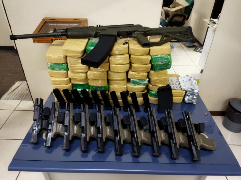 Operação da PRF, PM e GAECO apreende drogas, armas e cigarros em SC