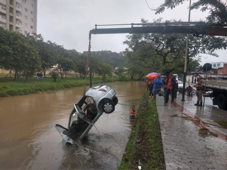 Celtinha cai de bico no Rio Peroba, na 6ª Avenida