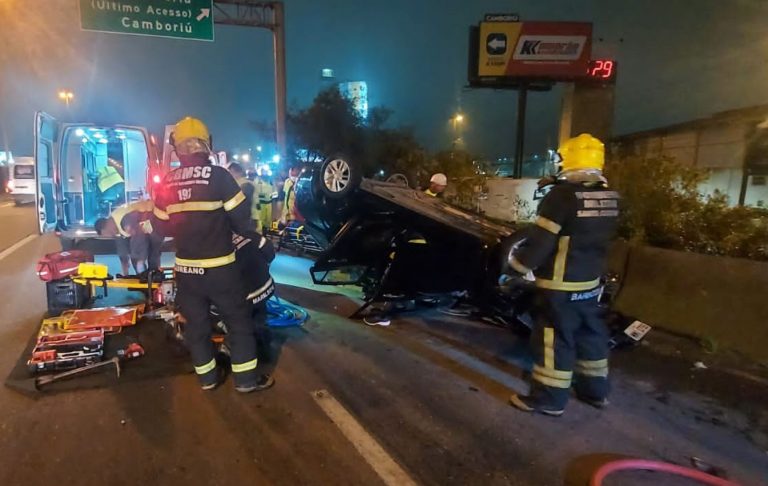 Veículo capota na BR-101 em Balneário Camboriú