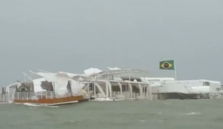 Destroços de clube flutuante atinge 7 cidades