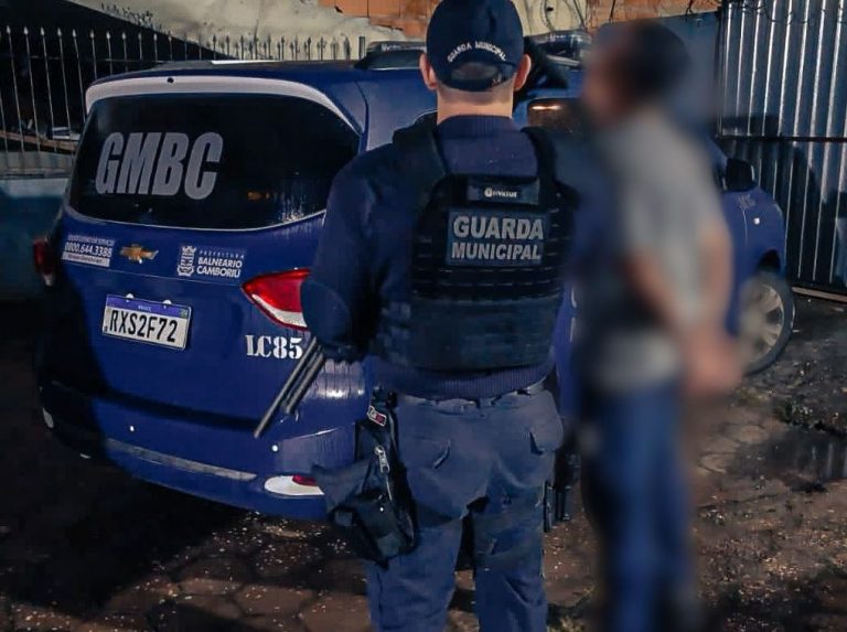 Homem é preso por violência doméstica e posse de drogas no Centro de BC