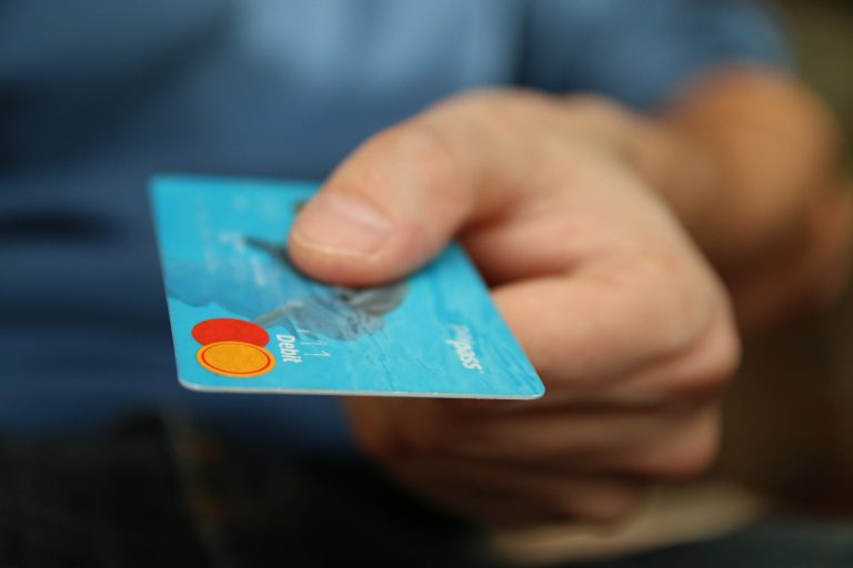 Funcionário utiliza cartão da empresa por mais de um ano e gasta R$ 344 mil