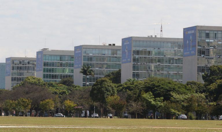 Gastos reais com funcionalismo federal caem para menor nível desde 2008
