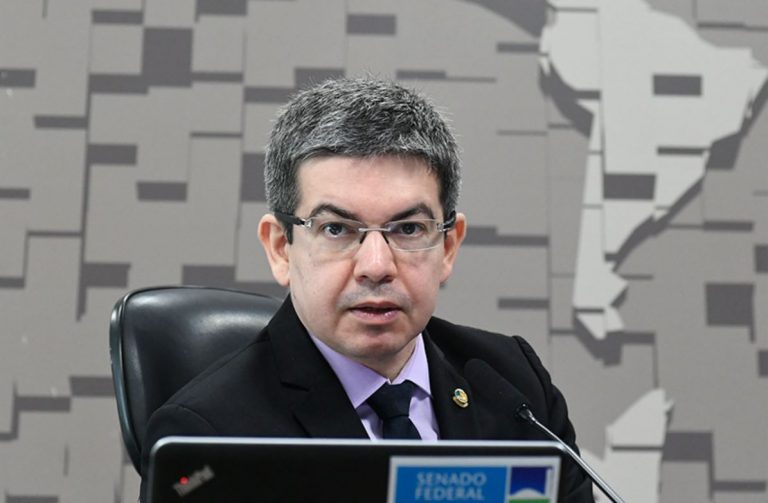 Randolfe Rodrigues diz que usa “estratégia” para conseguir ações do STF